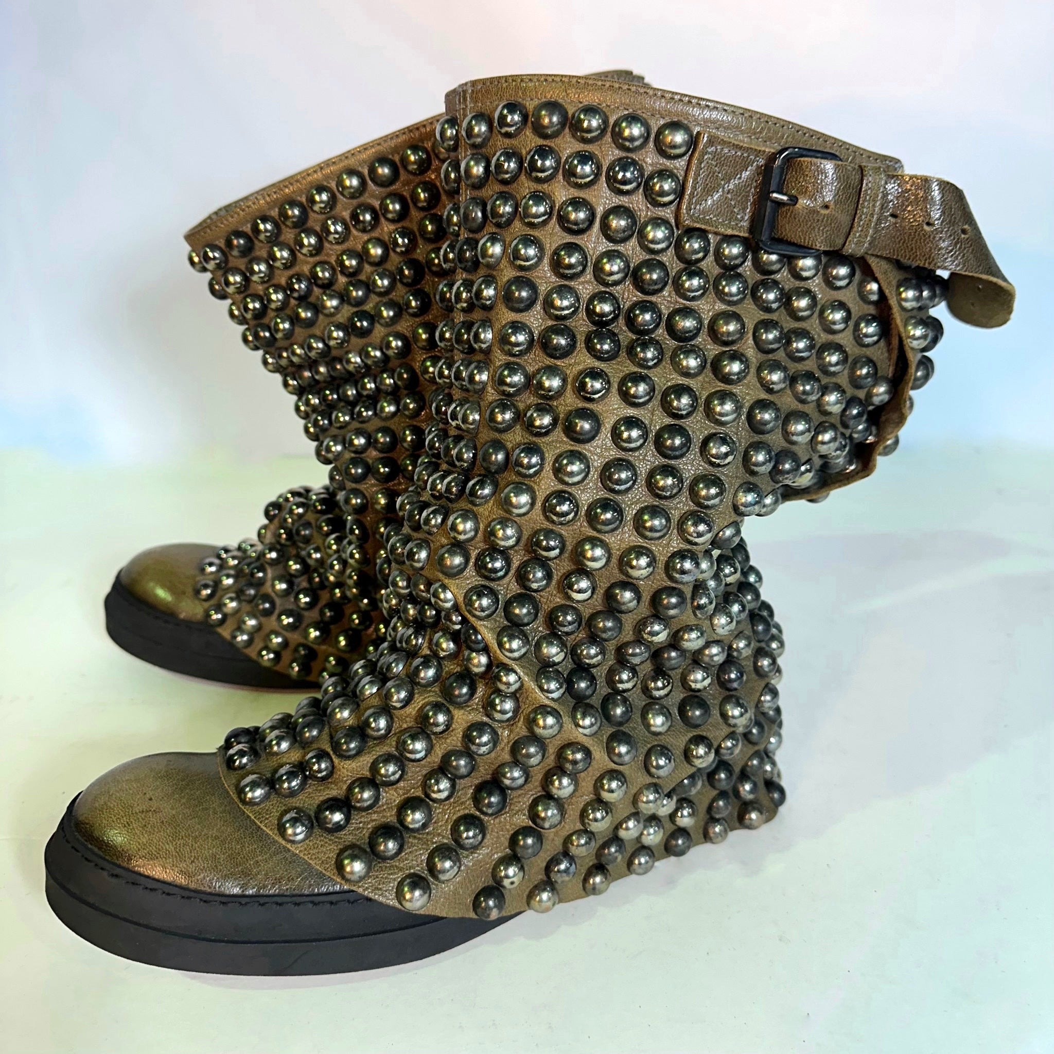 L.G.B./LUNA-012/MJ'BLK PEARL STUDS' – CIRCUS by MANIAC